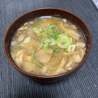 旨味成分たっぷり！まいたけの味噌汁